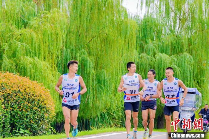 成都国庆假期化身巨型赛场 市民以步伐丈量城市