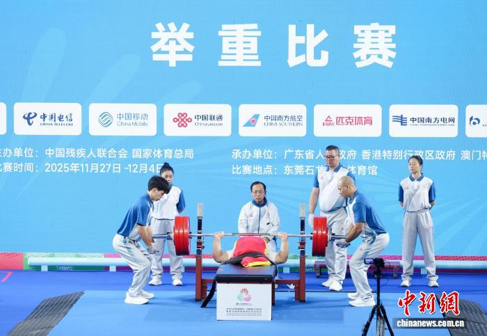 残特奥会举重赛场齐勇凯力压群雄摘金，刷新全