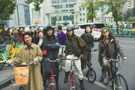 绅装骑行引发的网络争议：究竟是小资风尚还是