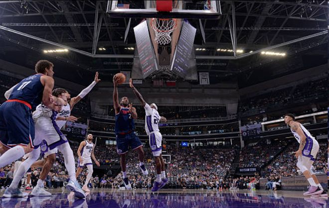 莱昂纳德连续54场20+率快船大胜国王终结连败