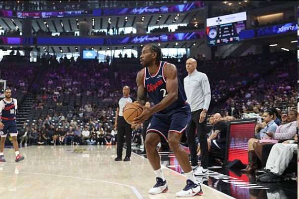 莱昂纳德连续54场20+率快船大胜国王终结连败