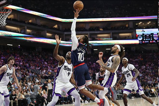 莱昂纳德连续54场20+率快船大胜国王终结连败